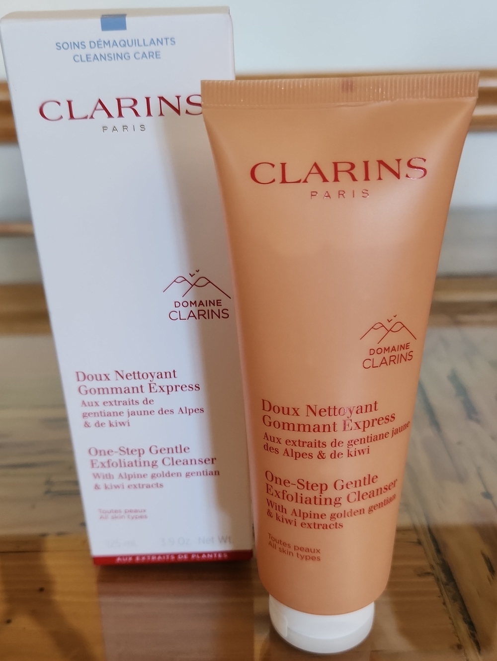 Clarins Peach/Coral One-Step Gentle Exfoliating Cleanser
